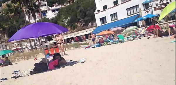  Voyeur filme une femme topless avec des énormes loches sur la plage